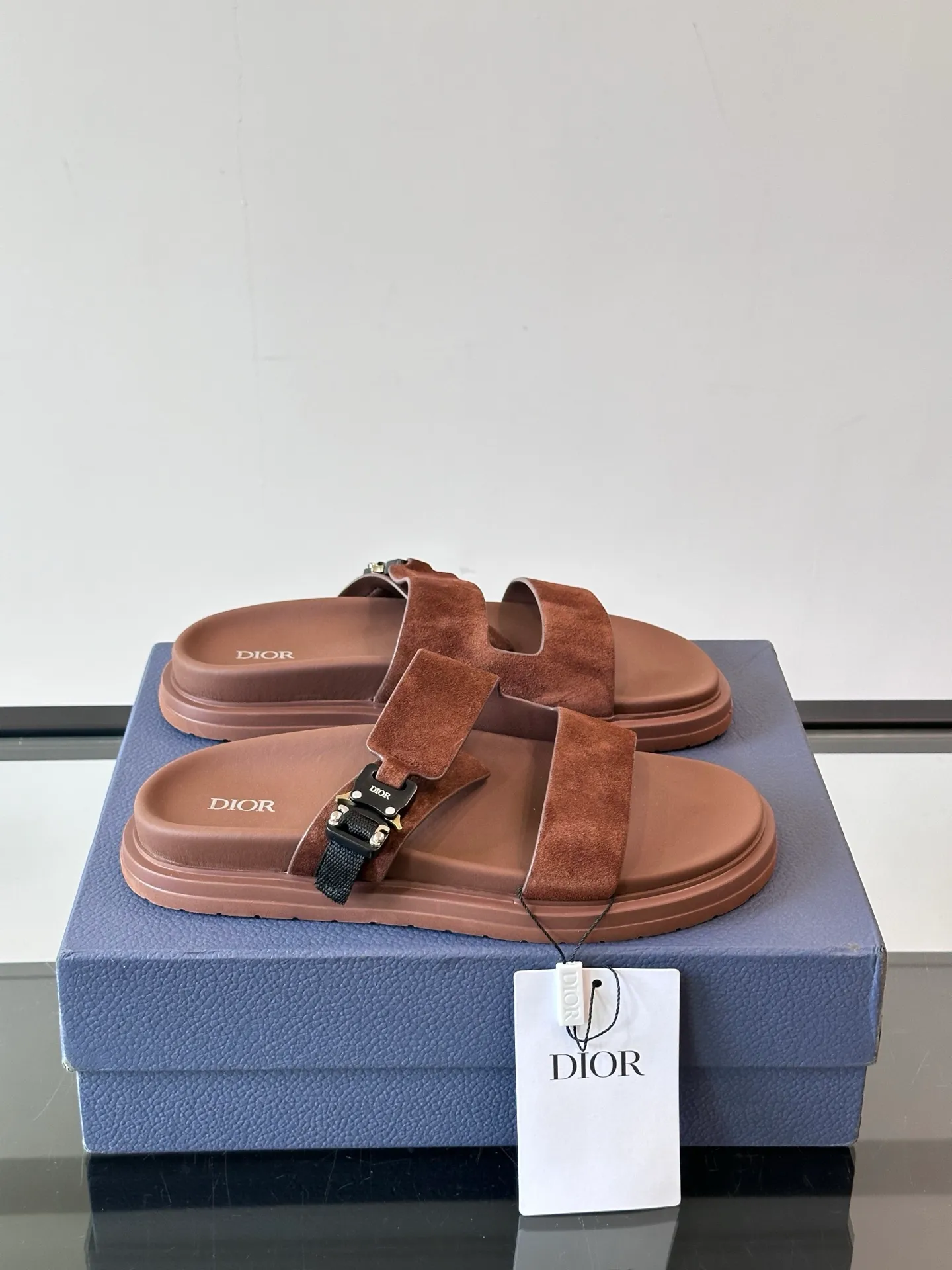 Factory price: 300💰Dior Aqua men's sandals and slippers. Showcasing Dior haute couture design. The Dior gray suede strap is accented with an aluminum Dior buckle for added style. Paired with a comfortable tonal notch sole, they pair easily with shorts or jeans for a sophisticated look. Main body: suede cow leather, technical fabric lining: cow leather, with adjustable straps, aluminum Dior buckle, Dior gray EVA insole, tonal notch rubber outsole splicing structure👌👌 size: 38-44 (45.46 customized)